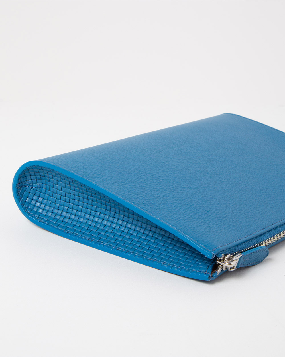 オケージョンシーンに活躍するクラッチバッグ