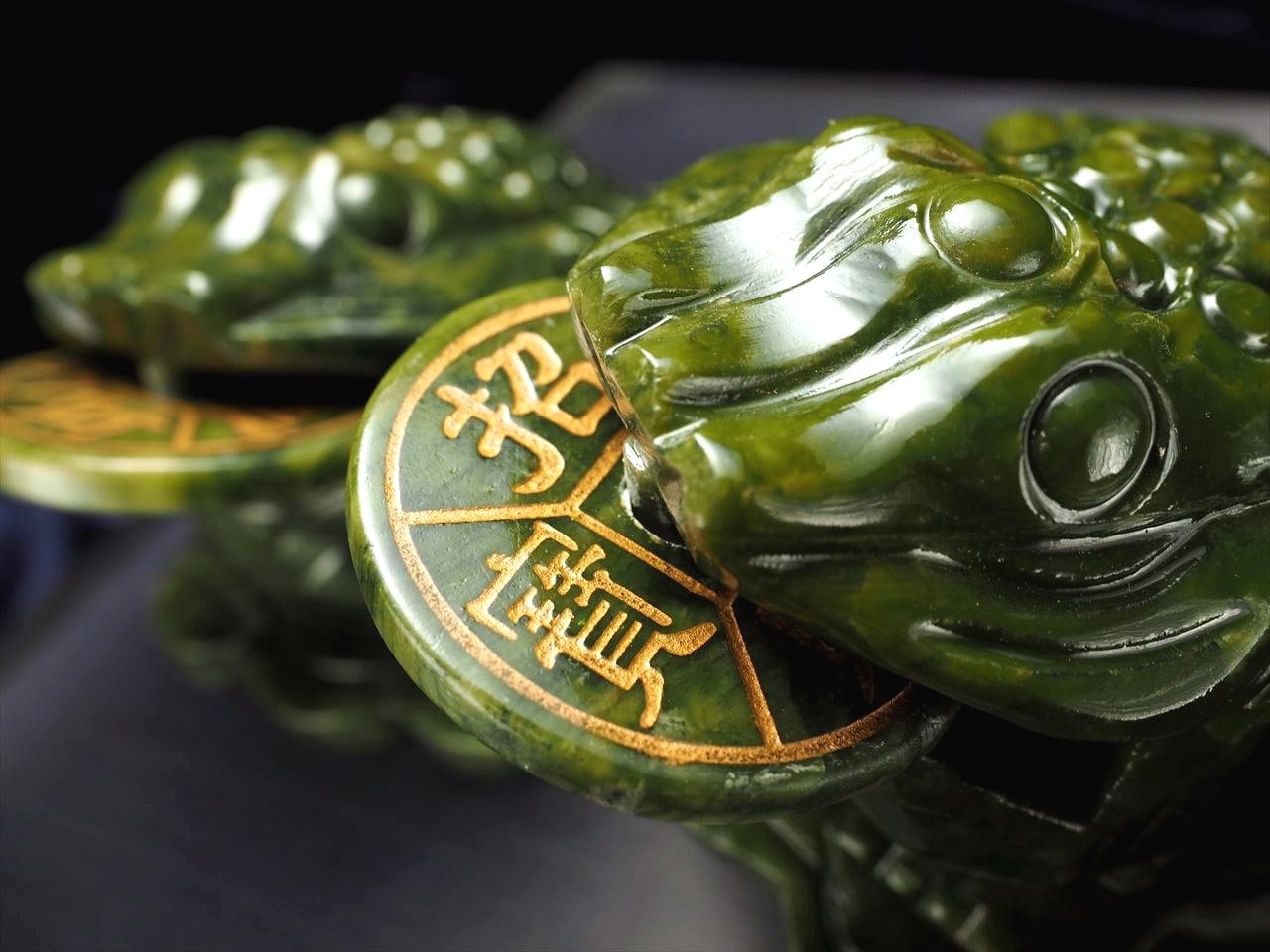 ☆財を集めるカエル☆濃色カラータイプ☆極上彫刻置物☆インテリアに