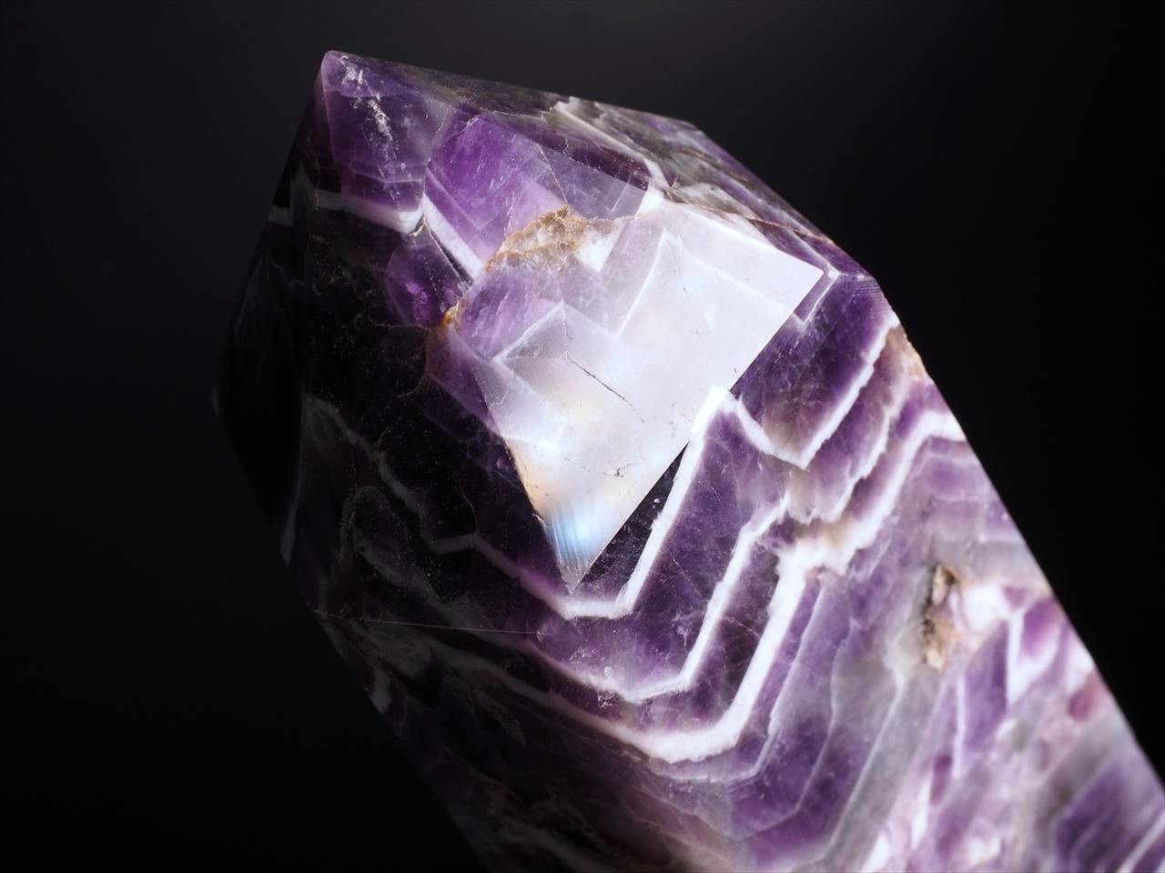 ◇独特の魅力を持つアメジスト◇神秘的なグラデーションや山型