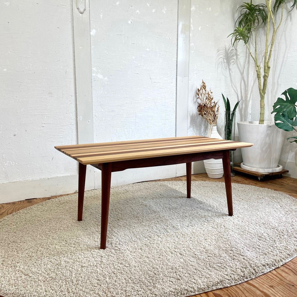 不要になった古い家具の様々な木材から作ったセンターテーブル