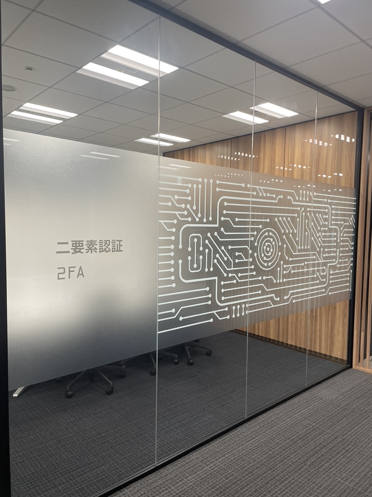 企業カラーをダイナミックに使った、外資系企業のオフィスデザイン事例