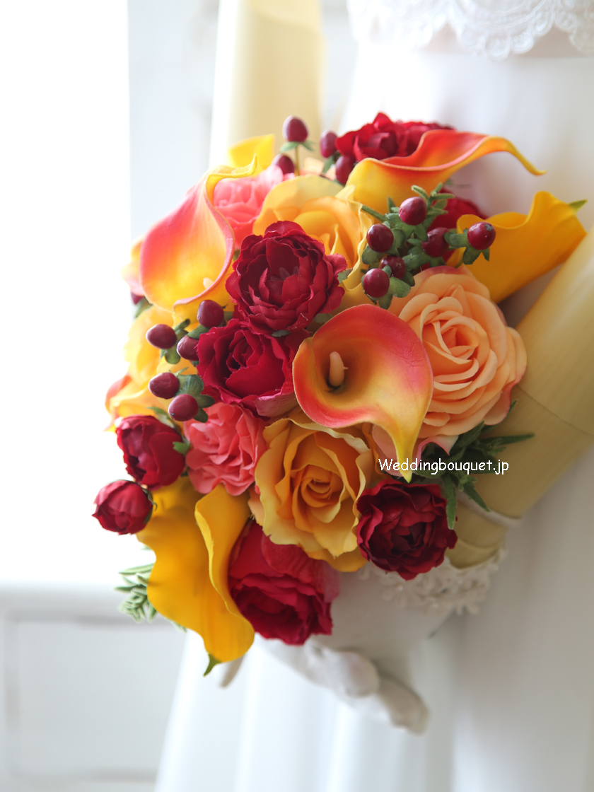 鮮やかオレンジカラーと赤いバラのクラッチブーケ | ウェディングブーケ.jp