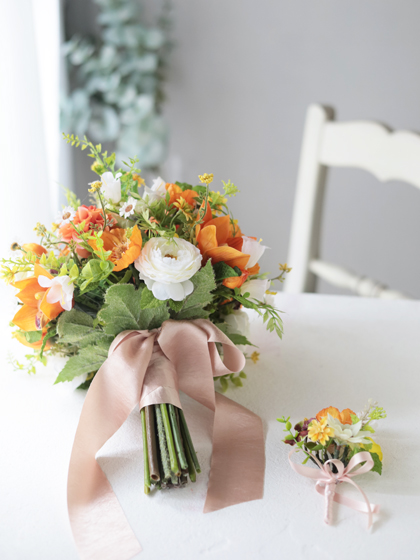 完成品ブーケ】オレンジダリアとグリーンのクラッチブーケ・ブートニア