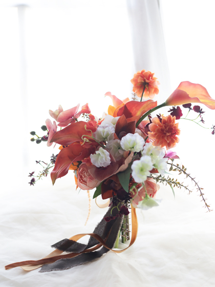 完成品ブーケ】オレンジカラーと蘭の花のクラッチブーケ・ブートニア
