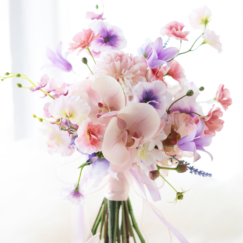 完成品ブーケ】ピンクの胡蝶蘭と春のお花たくさんクラッチブーケ