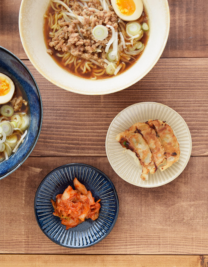 細い十草模様が人気のおしゃれな小皿。醤油皿や薬味皿に使える和食器です。