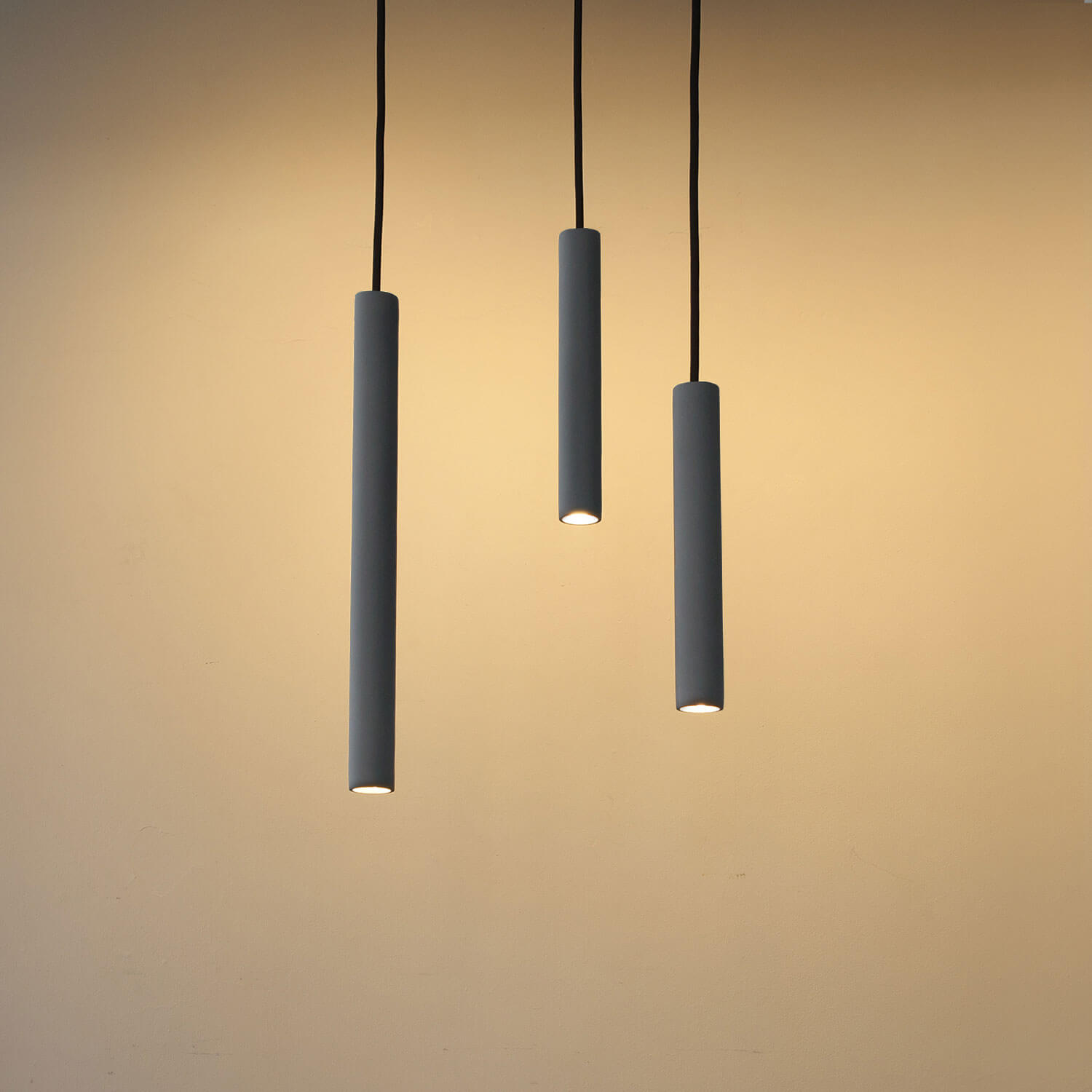 モルタルで作られたスリムなデザインの照明 - スティックペンダント