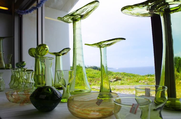 オリーブグリーンに輝く新島ガラスに心ときめく | 東京アイランド