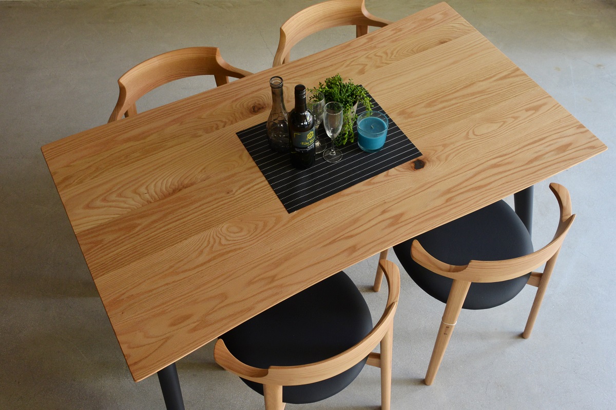 家具の名産地「飛騨」産、オークの天然木と黒脚のコントラストが美しい