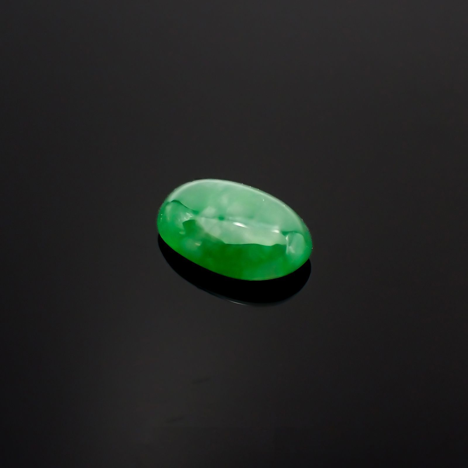 翡翠(宝石名ジェダイト(翡翠))ビルマ産 ソ付(彩珠) 1.248ct / 8.4x5