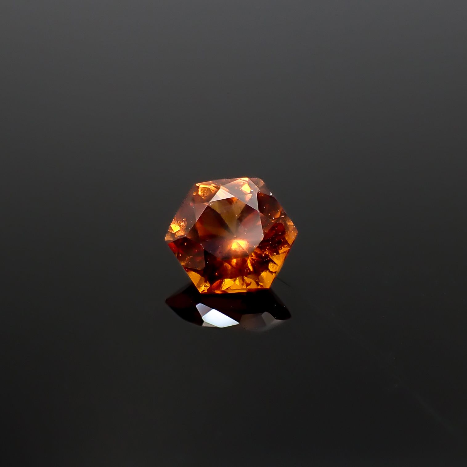 ◇ヘキサゴンカット◇ヘソナイトガーネット(宝石名ヘソナイト