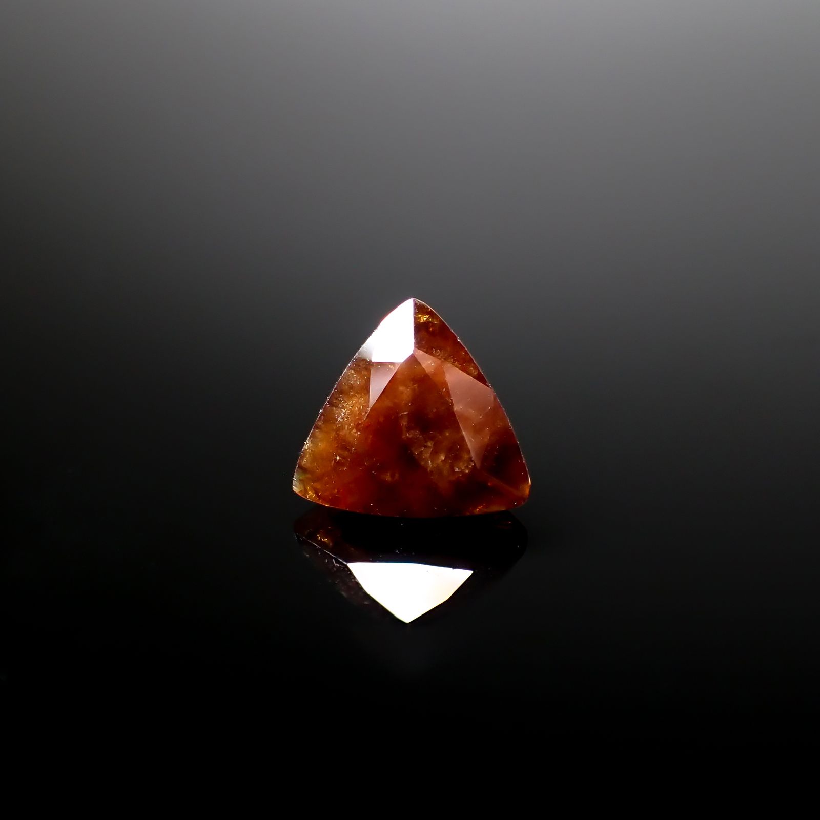 レインボーガーネット 日本・奈良県産 4.38ct / 9.8x10.7mm前後