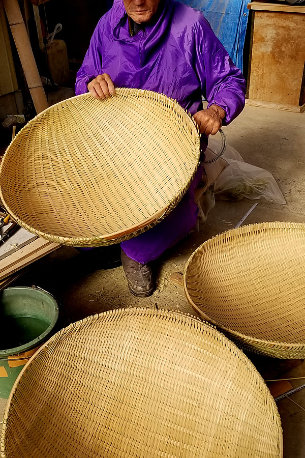 特大70センチ、プロも絶賛する最強の別注竹ざる - 竹虎四代目がゆく！