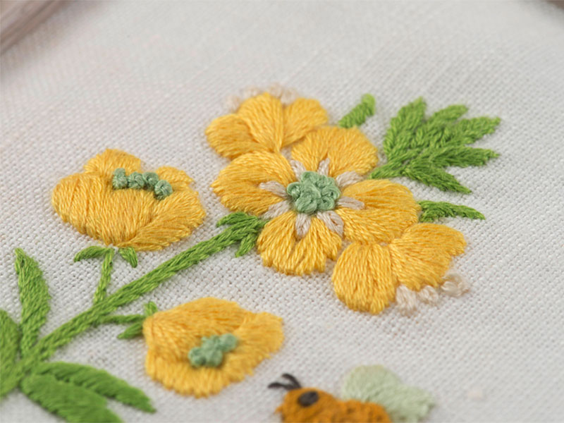 マツヨイグサとツユクサ～ささきみえこ『散歩で見つけた草花刺しゅう