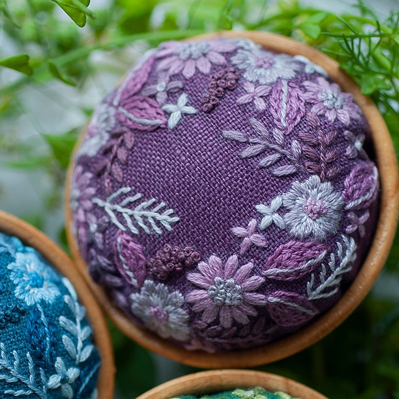 ピンクッション 花冠 パープル 『yulaの刺繍 草花の処方箋』刺しゅう