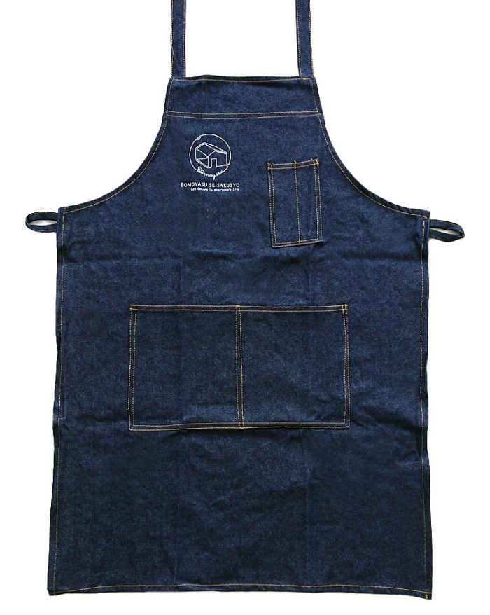 せかいの雑貨店様のロゴプリント入りエプロンを製作 – チームワーク