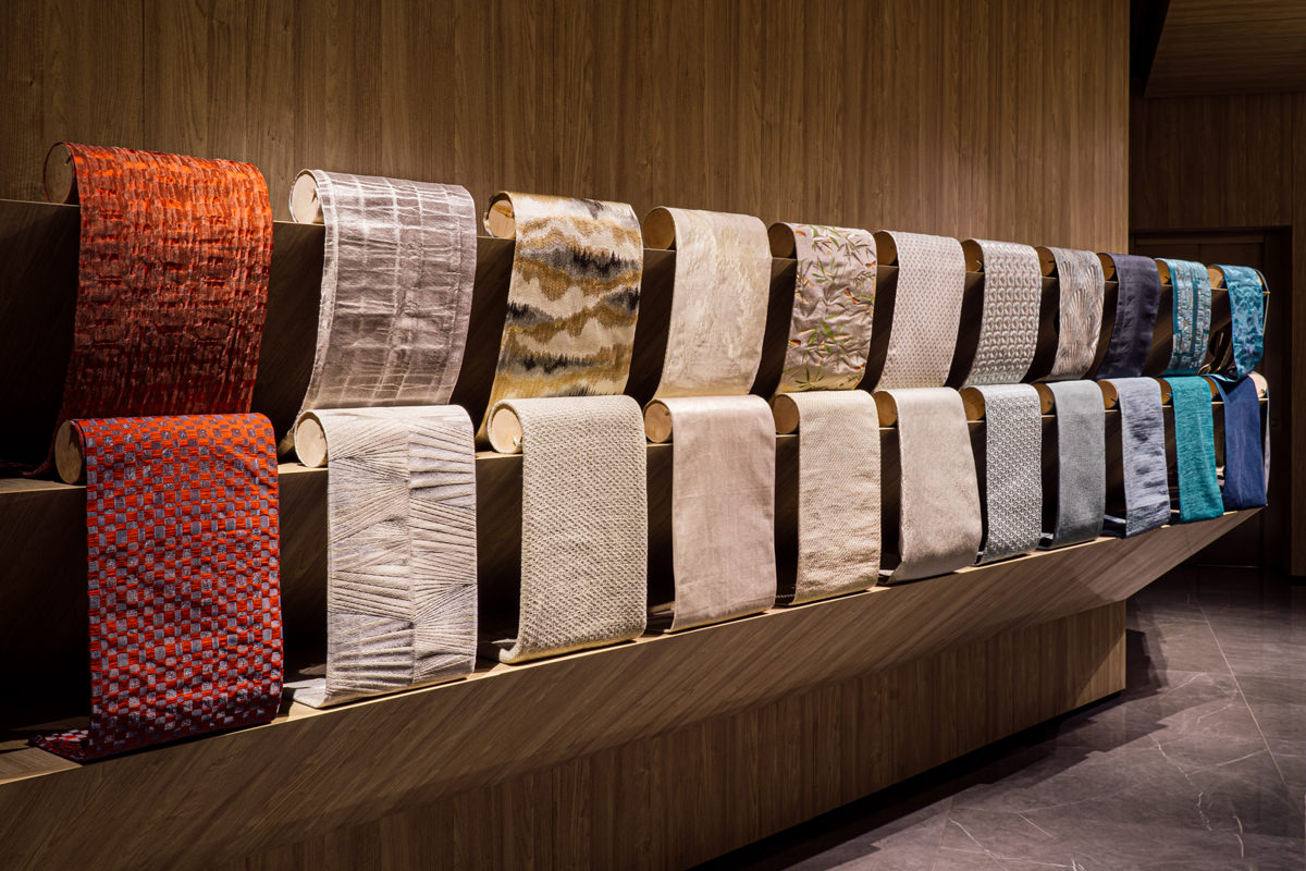 アルマーニカーザ(ARMANI/CASA)のクッションで上質空間を演出