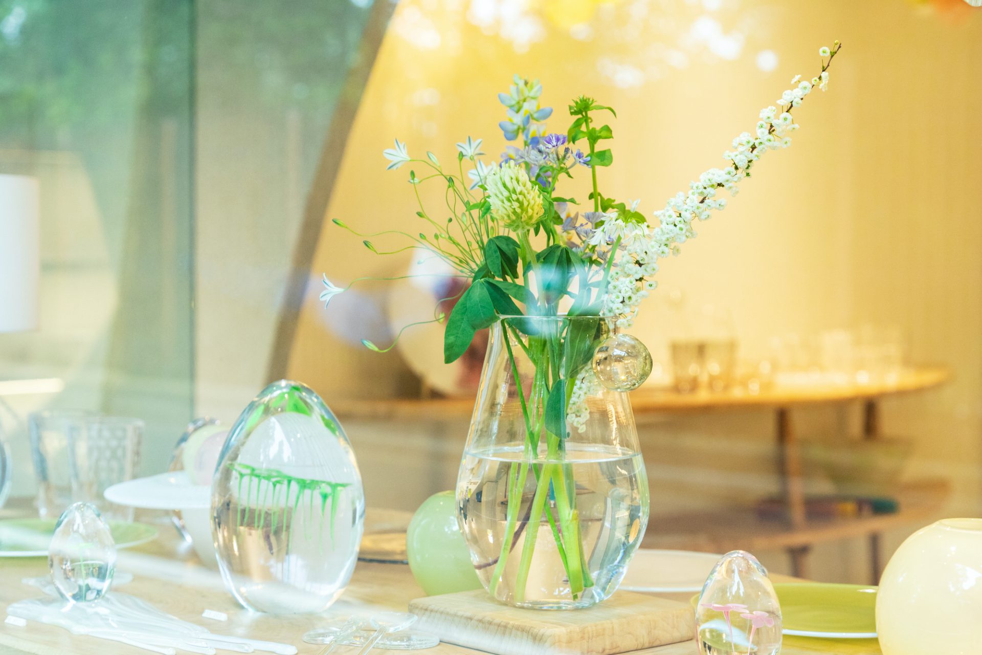 ついつい集めたくなるガラス作家・イイノナホさんの花器コレクション