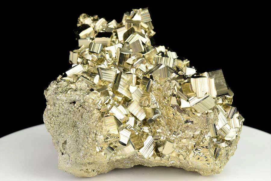 取扱量・品質は業界トップクラス｜パイライト（黄鉄鉱）クラスター原石