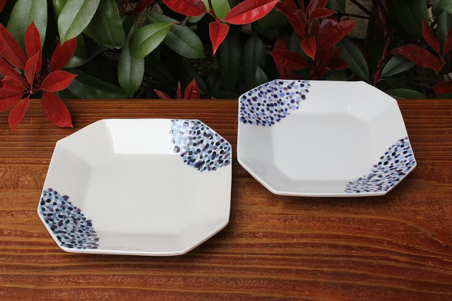 石川県能美市の九谷青窯で作陶されている色絵点描丸花隅切角皿