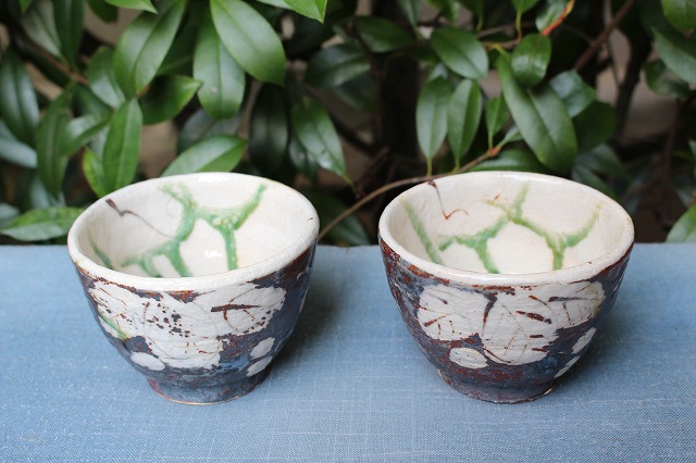 岐阜県土岐市の中垣連次さんの鼠志野ぶどう絵太湯呑 うつわ家膳｜人気