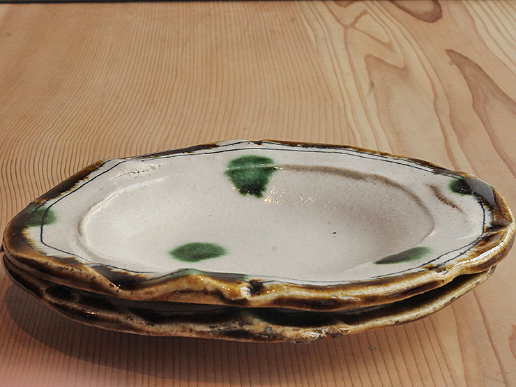 山本一仁・白化粧線刻織部ふらしリム皿鉢／中皿/中鉢｜和食器・種類