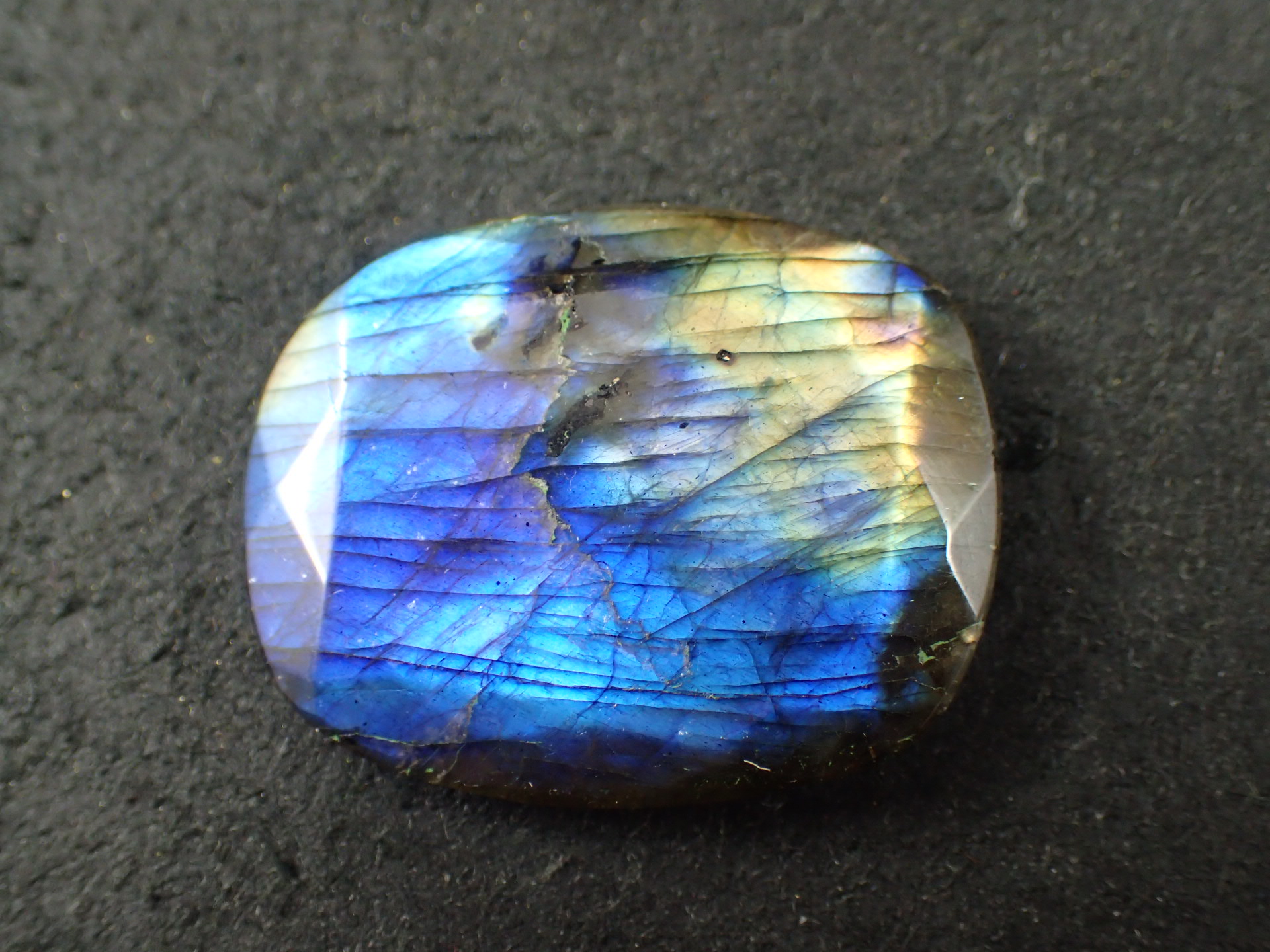 最高品質ラブラドライト(Labradorite) 自由カット マダガスカル 産