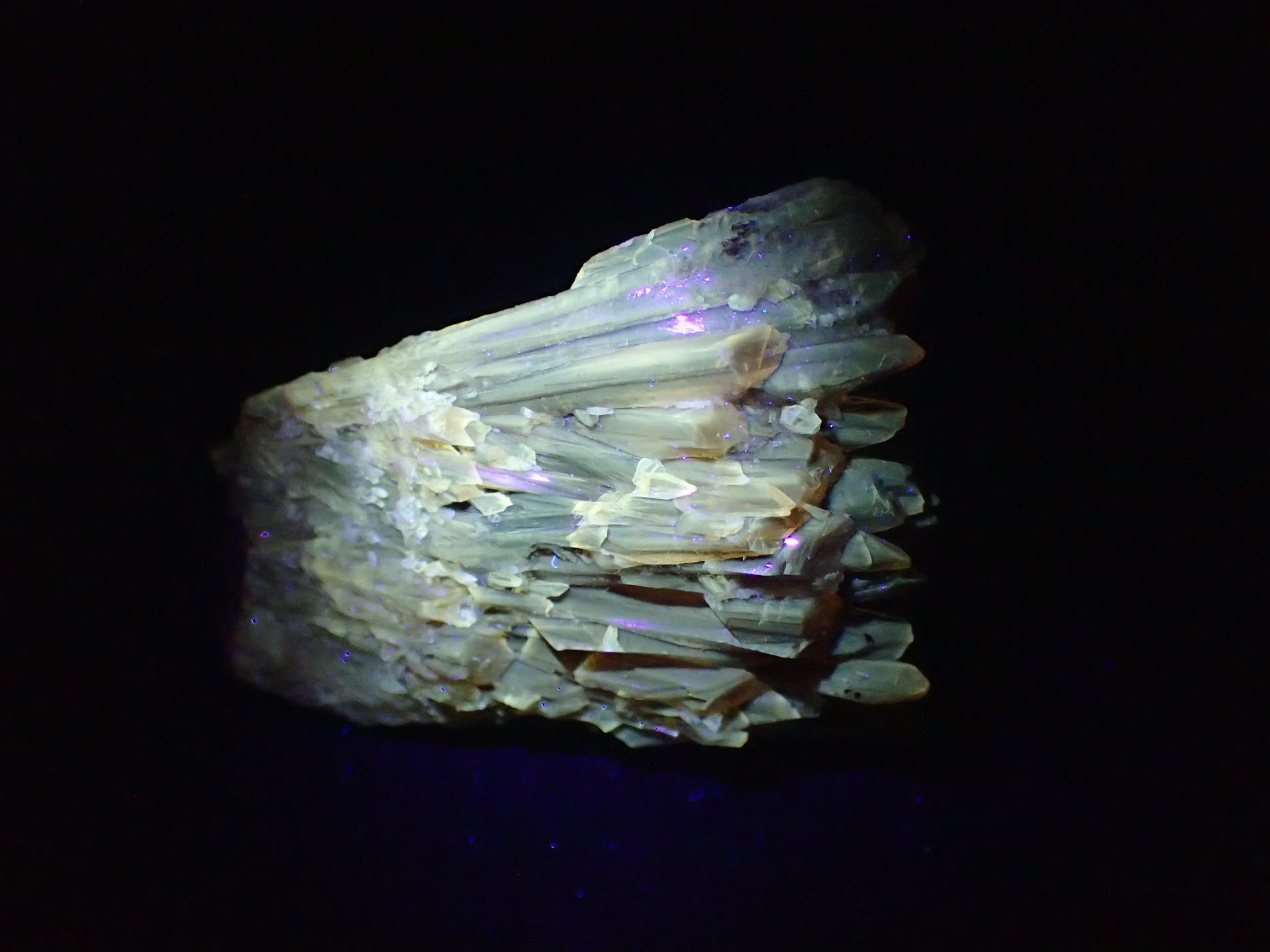 最高品質燐光を発する方解石（カルサイト） 中国貴州省晴隆県 Qinglong