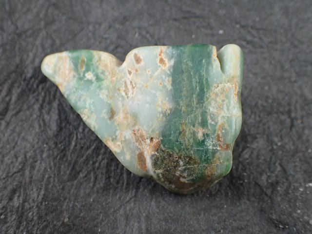 最高品質糸魚川翡翠 新潟県糸魚川市入りコン沢 産 ｜石の販売専門店