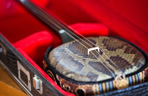 貴重な沖縄県産の棹材で作られている三線