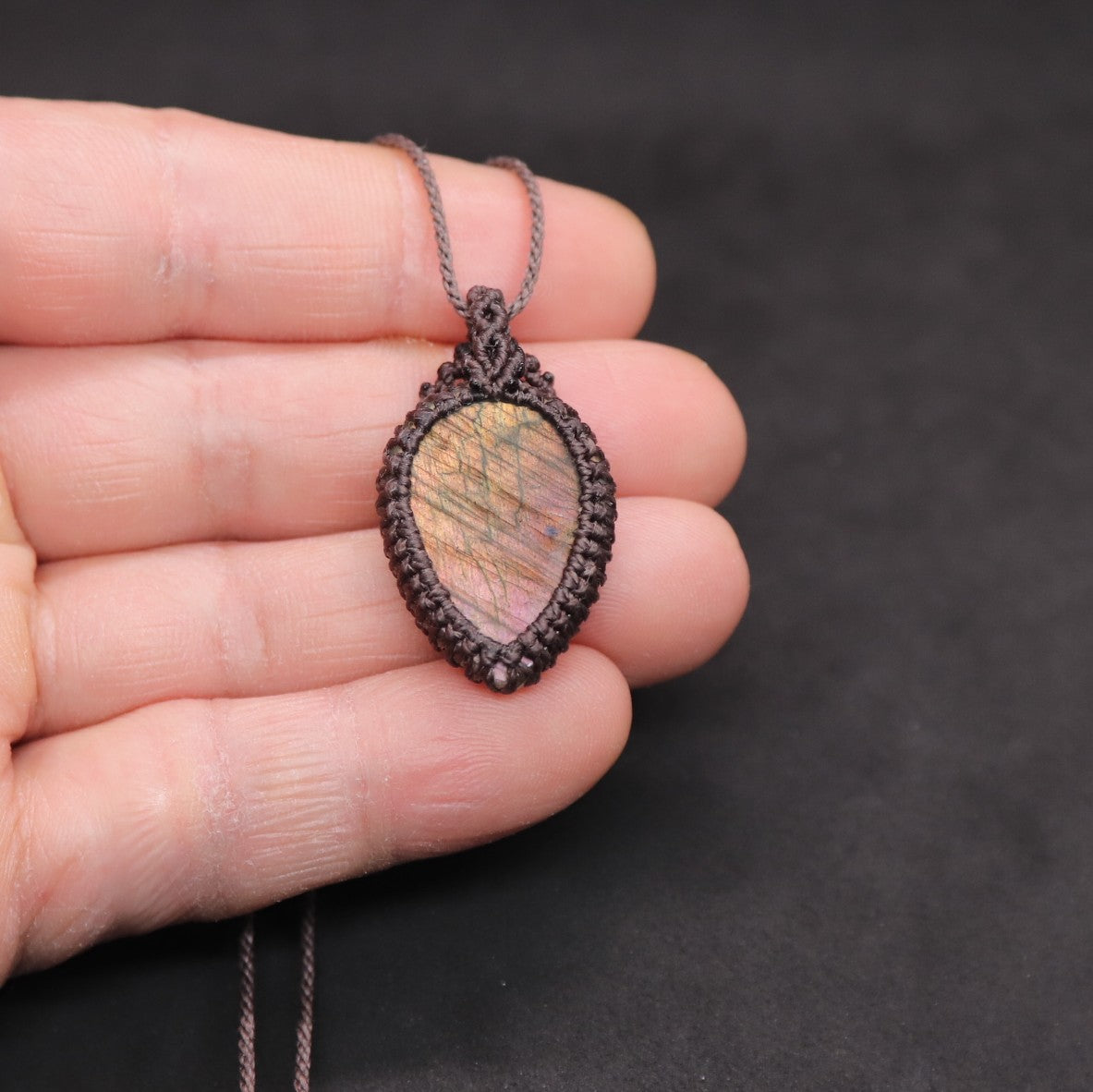 パープルラブラドライトマクラメネックレスml10 – 天然石屋 優月堂