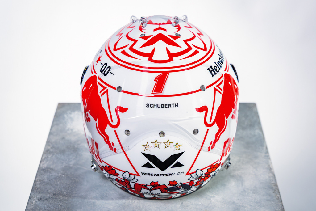フェルスタッペンがF1日本GP用特別ヘルメットを発表。ホワイトを基調に