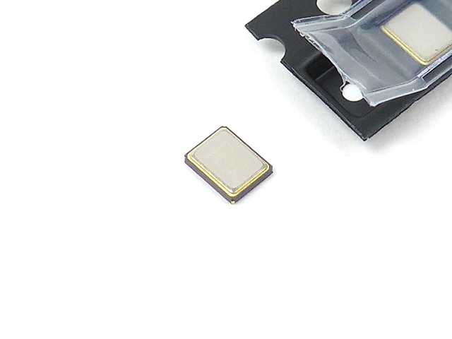 表面実装型クリスタル(水晶発振子) 16MHz 3225 XT324: 受動部品 秋月