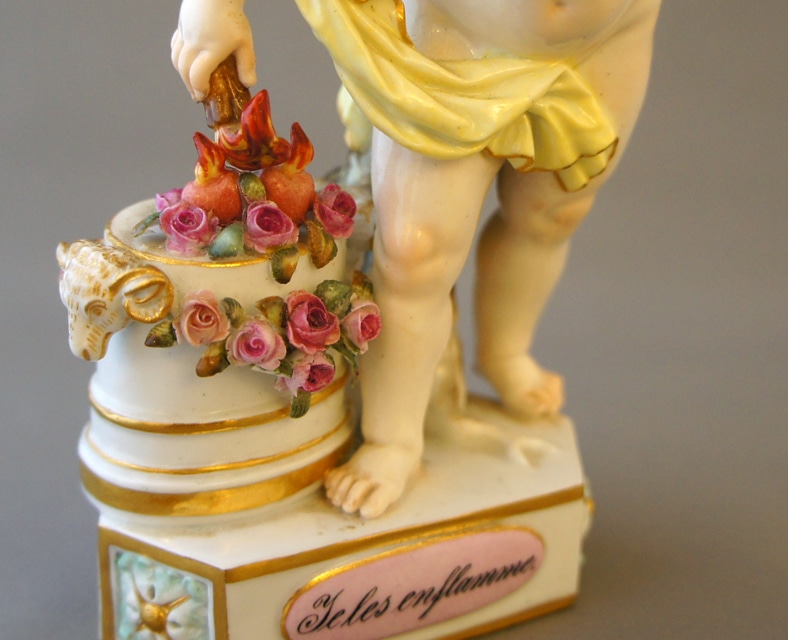 マイセン「天使人形「箴言の天使」- Je les enflamme（燃えあがる恋