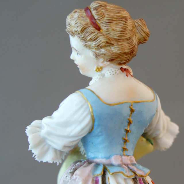 バスケットを持つ少女・高さ37.5cm・Meissen・ バスケットを持つ