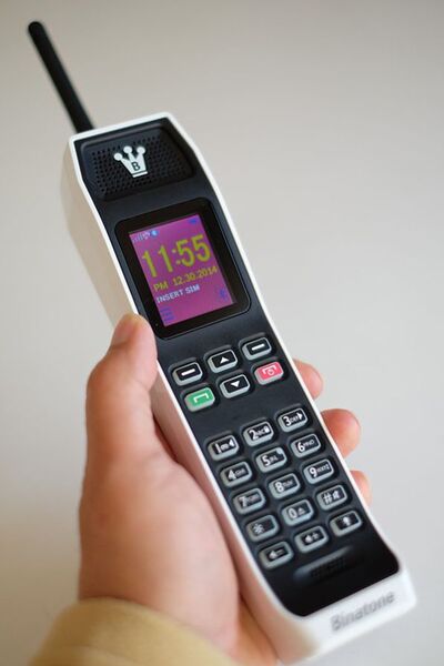 ASCII.jp：目立ち度一番！ 昔の携帯電話風の「BRICK」ハンドセットを