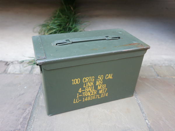 ASCII.jp：ゴツいロックがいかにも軍用な円筒形のコンテナケースを買い