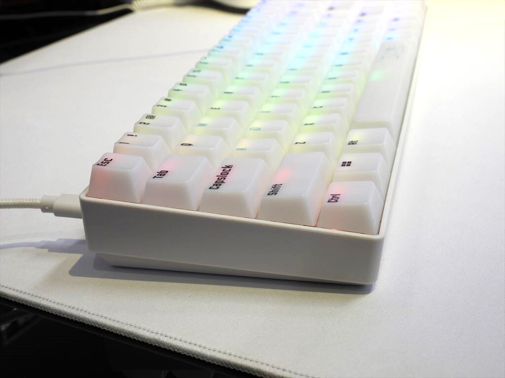 ホワイトでラピッドトリガー搭載、しかもお手頃価格な65%キーボード