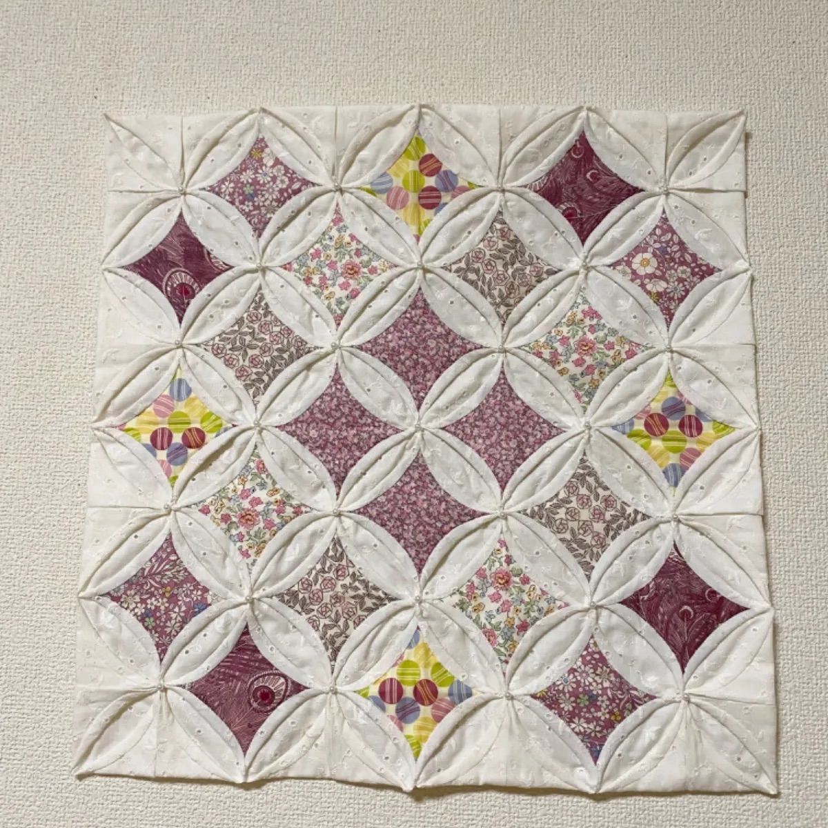 パッチワークキルト☆タペストリー☆カテドラルウィンドウ - メルカリ