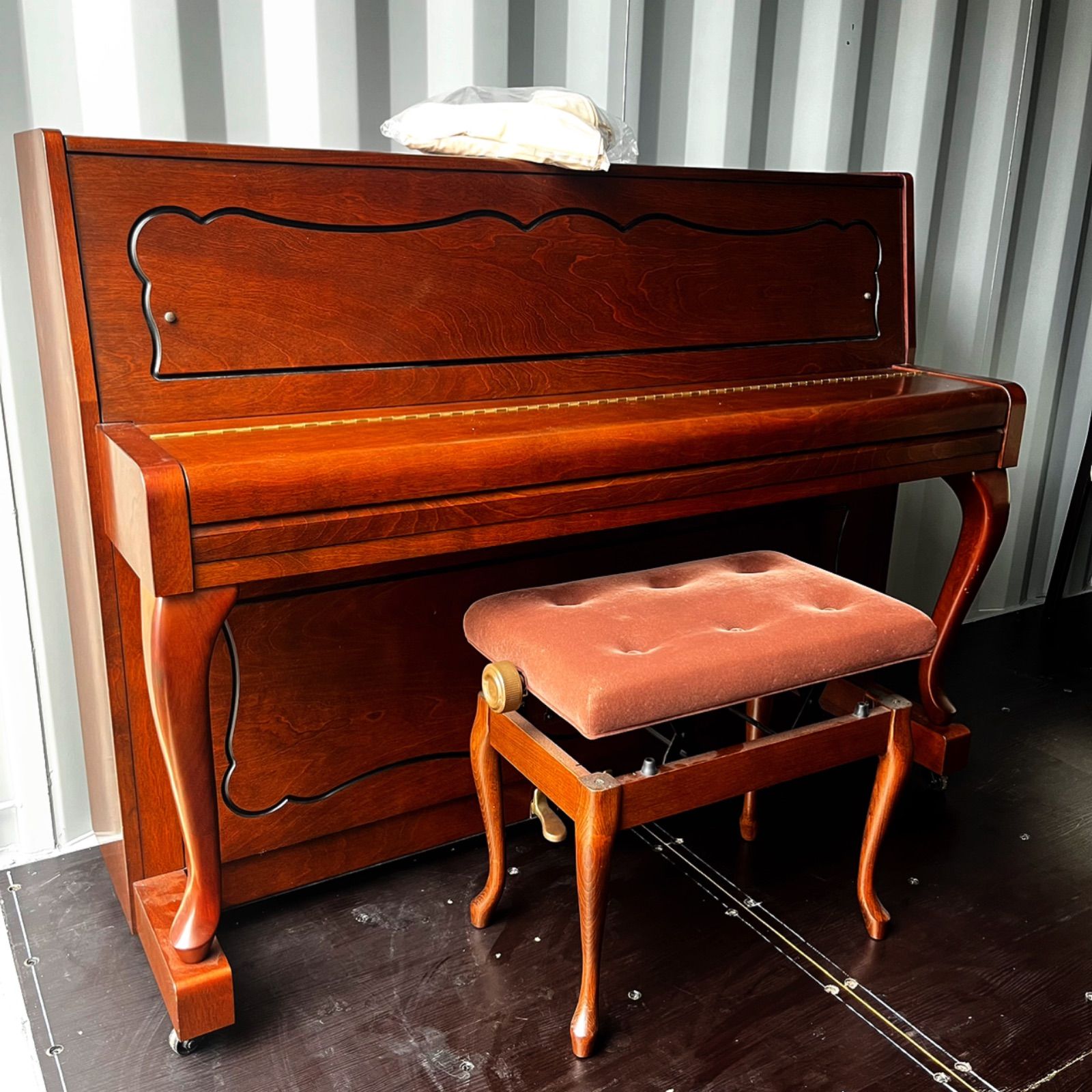取付無料！カワイ上位モデル 猫脚アンティークアップライトピアノ 椅子