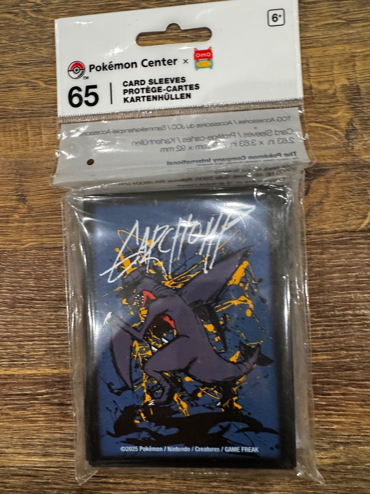 海外ポケセン限定】ガブリアス OMOCATコラボ プレイマット スリーブ