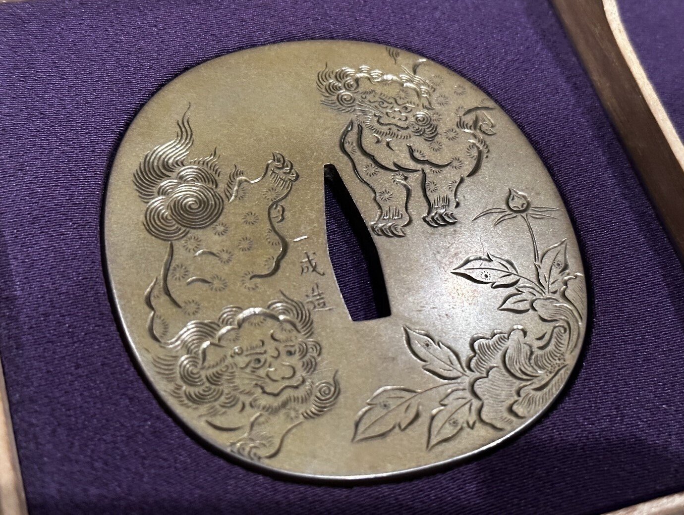 成木鐔㉑ 四分一地の牡丹獅子図大小鐔｜刀箱師の日本刀ブログ 中村圭佑