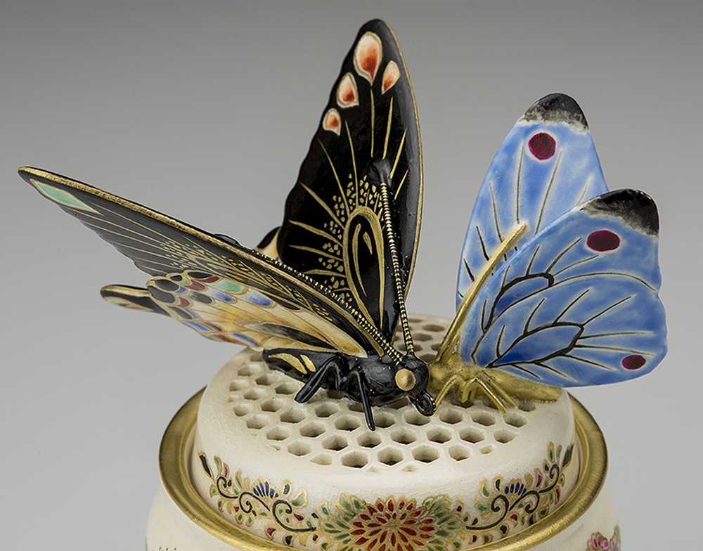 日経アート特別企画・十五代沈壽官「薩摩亀甲透蝶乗香爐（さつま