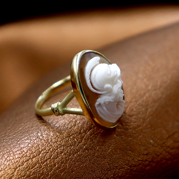 カメオ彫刻家ジュテス氏のアンティークデザイン カメオリングのご紹介