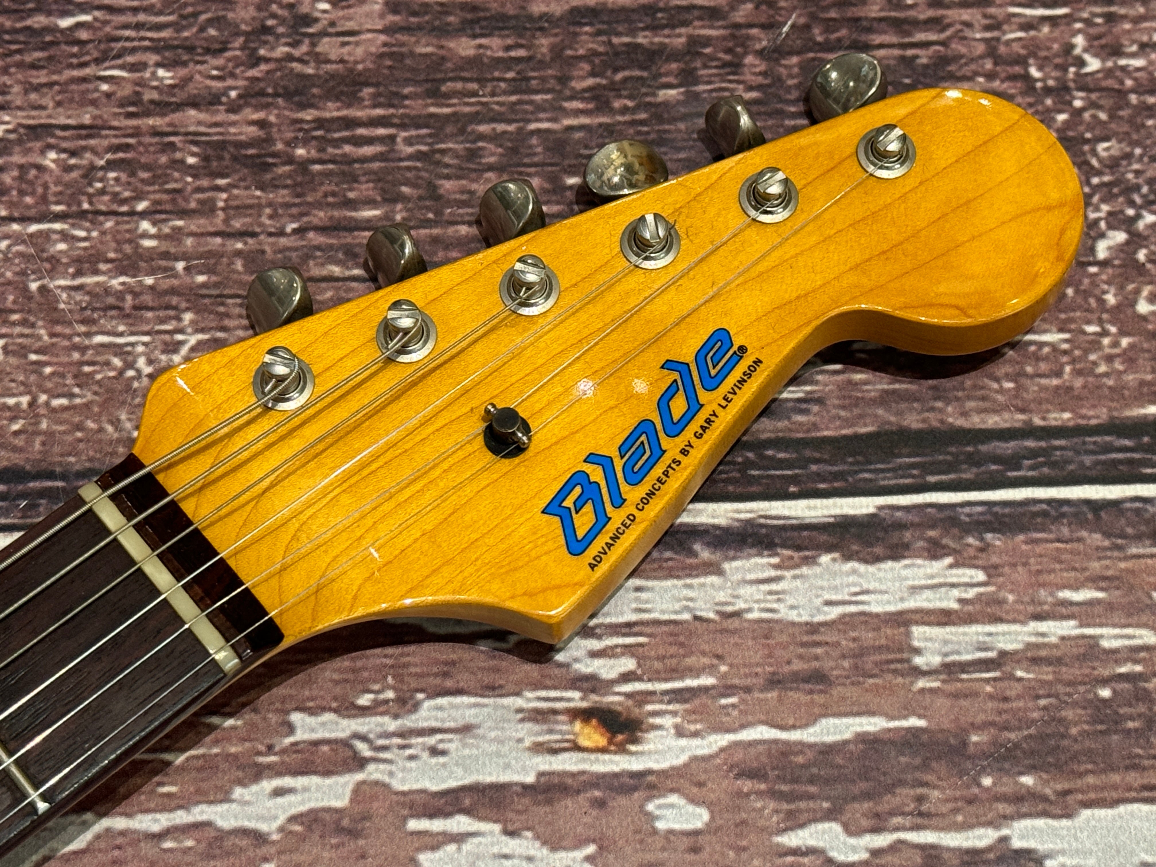 最近、Blade Levinsonっていうギターをプレゼントされたんだ。「Texas