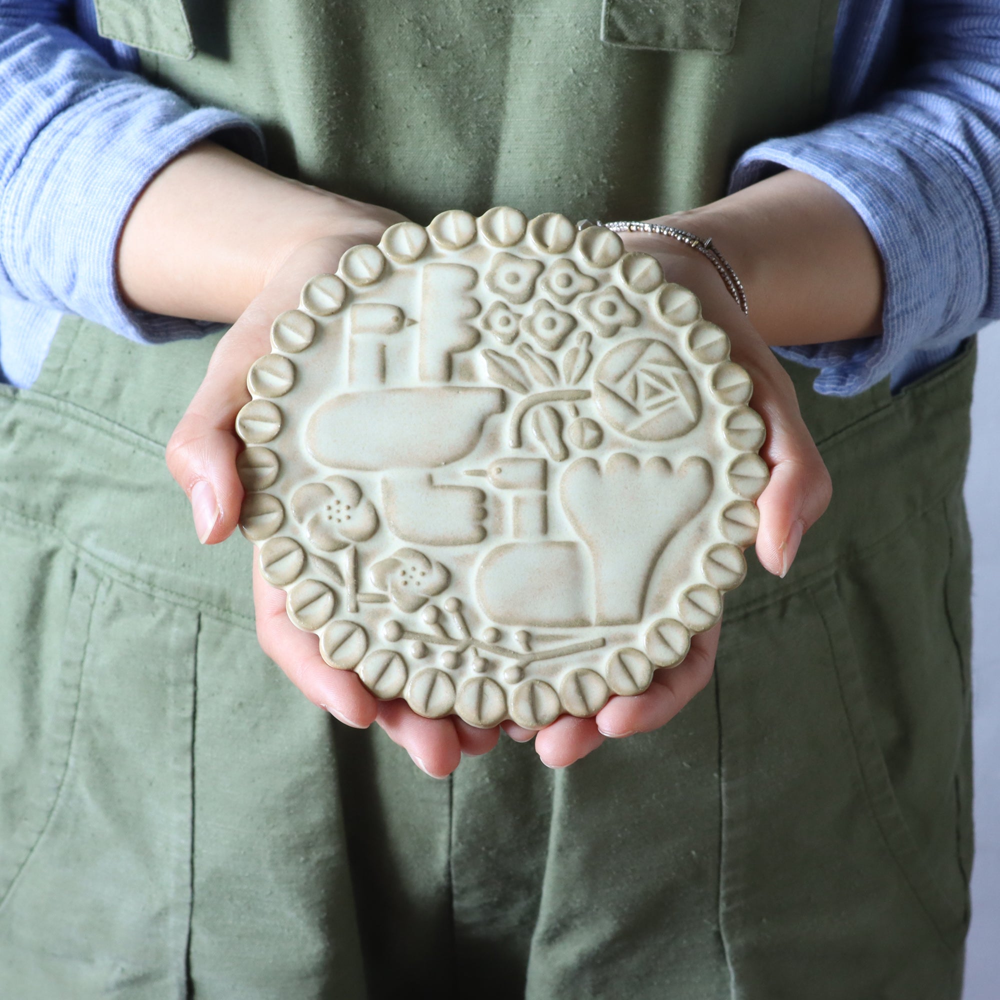CERAMIC RELIEF PLATE / CIRCLE – BIRDS' WORDS