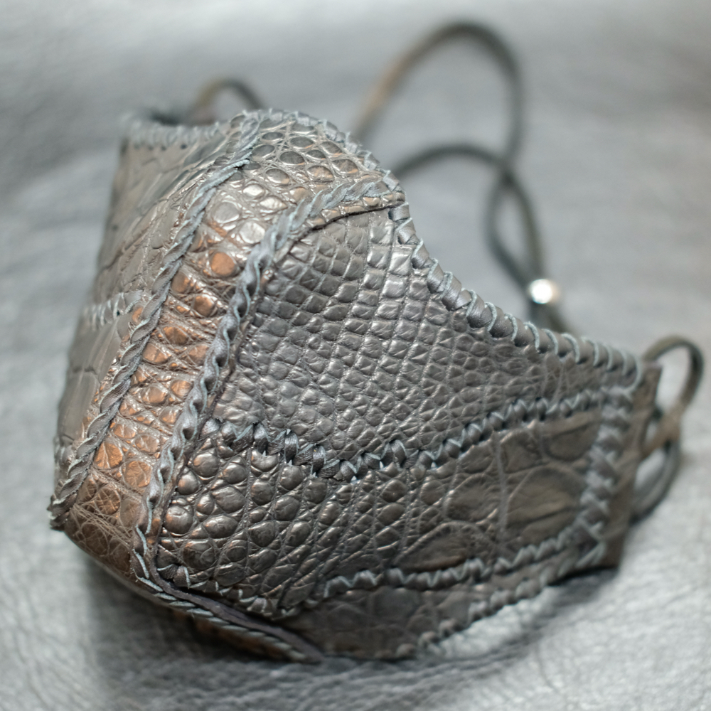 ラグジュアリーで個性的なワニを纏うリッチなマスク BAD-BORIS MASK