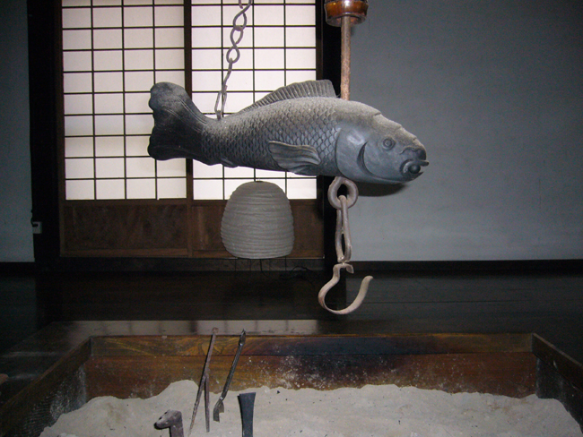 自在鉤に付いている魚のこと | 安曇野の古民家に暮らす