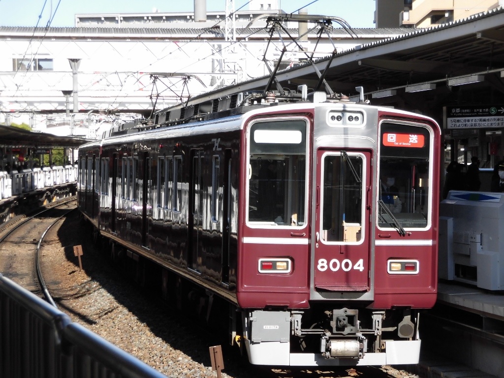 阪急電鉄宝塚線8000系 8004×8R「classic 8000」 正雀へ回送 : 2021.12