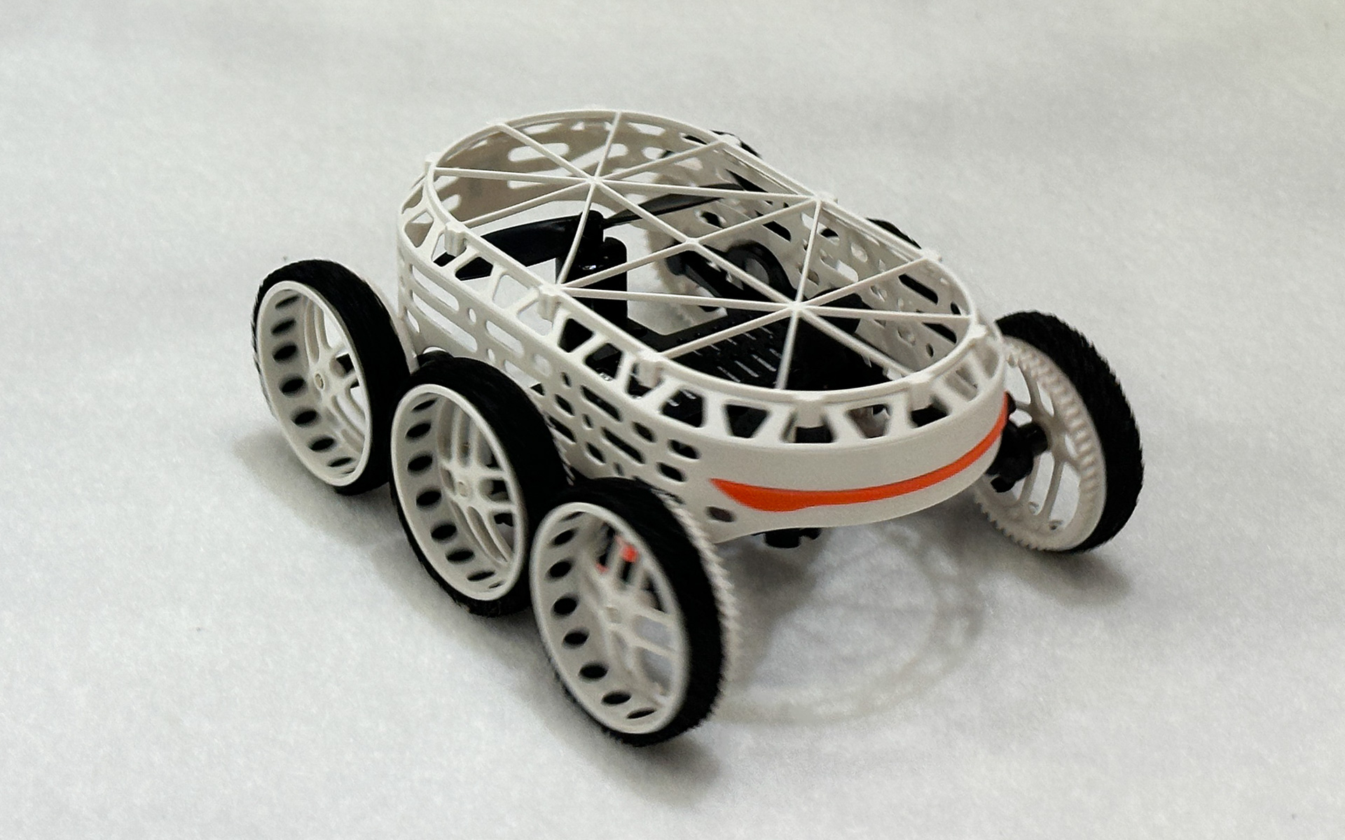 強力なダウンフォースで床・壁・天井を走り回る「Type-ZERO」 京商